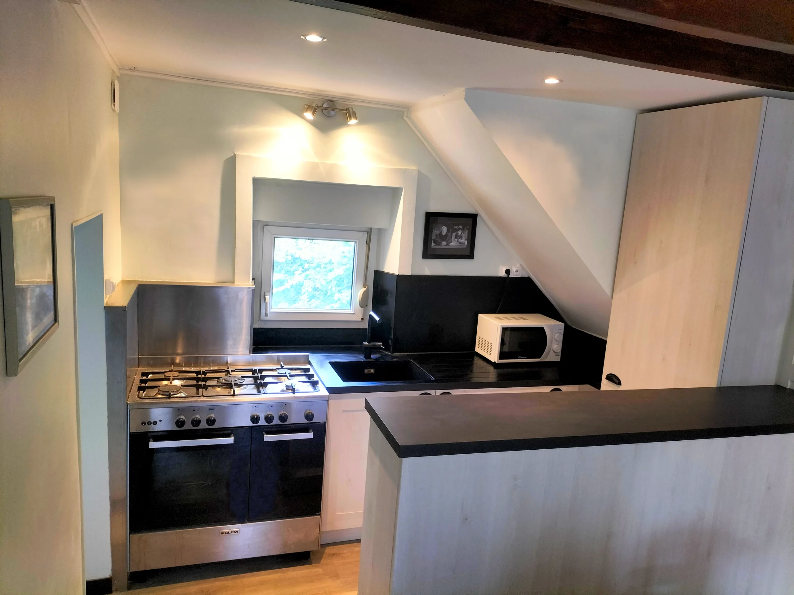Cuisine sous escalier en Mayenne