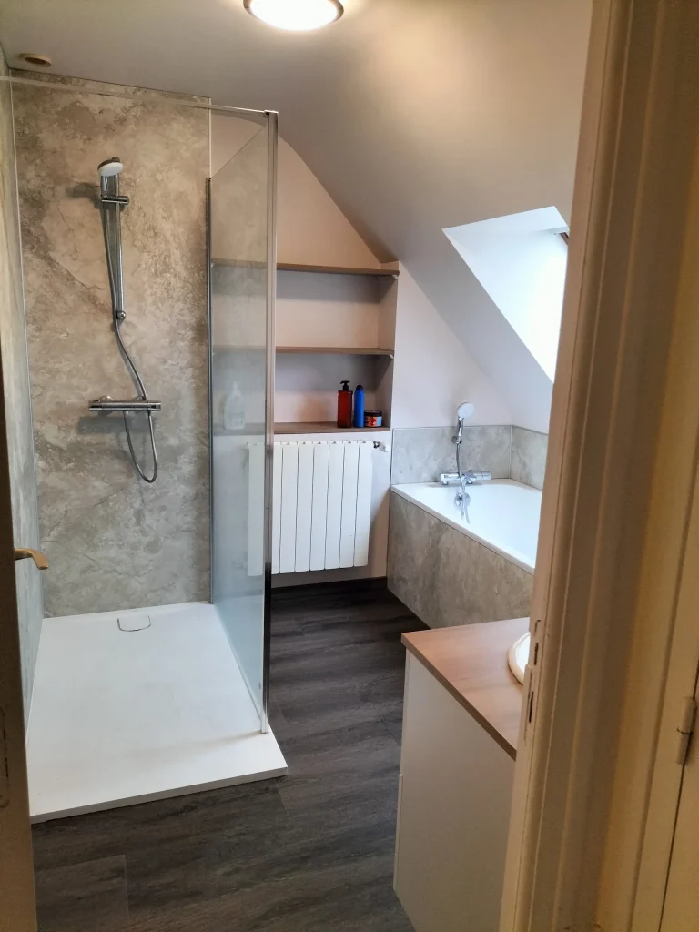 Salle de bain rénovée avec douche italienne et baignoire encastrée