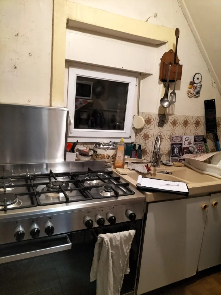 Cuisine existante sous escalier avant rénovation à Mayenne