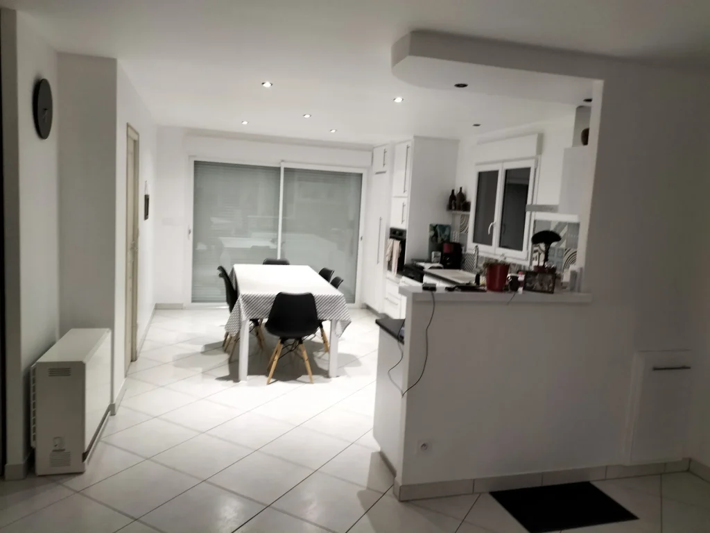 Cuisine avant décoration, murs blancs et mobilier contemporain