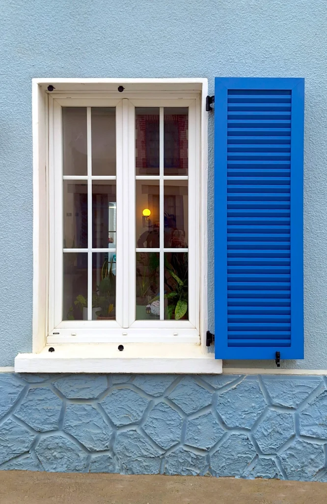 Pose de volet battant en aluminium bleu avec fenêtre blanche