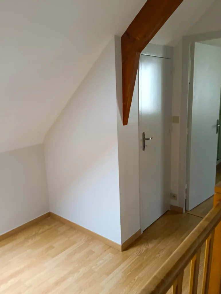 Placard intégré sur mesure dans un palier mansardé