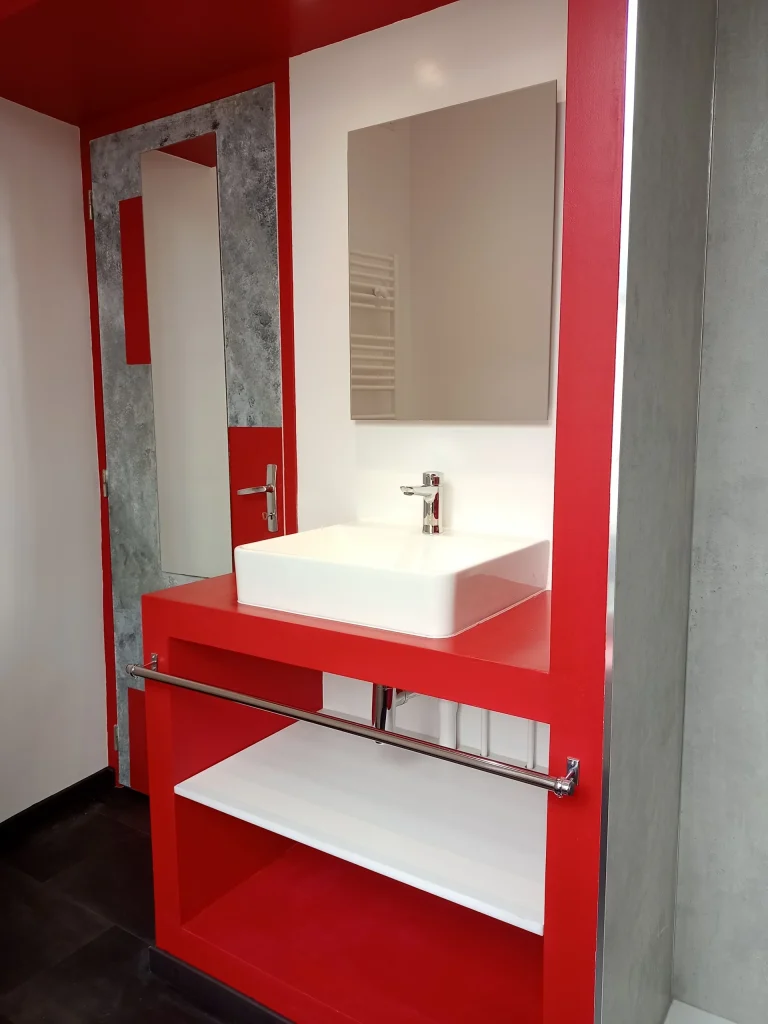 Meuble vasque rouge sur mesure dans salle de bain avec finition Decorative Drywall Design.