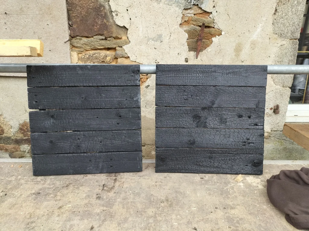 Supports muraux en bois brûlé fabriqués sur mesure pour des appliques.