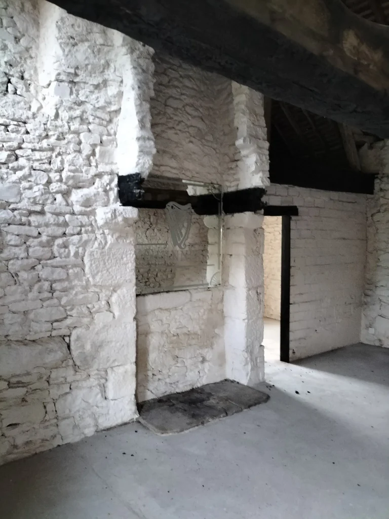 Miroir décoratif sur mesure installé sur une ancienne cheminée en pierre.