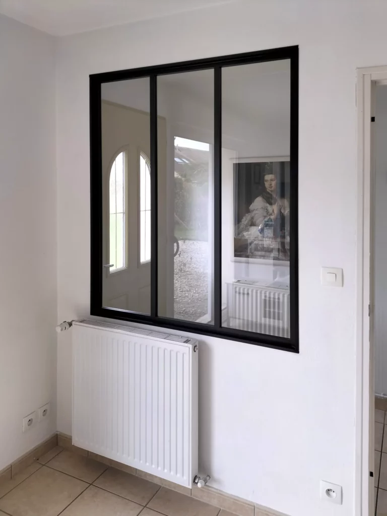 Verrière posée sur cloison intérieure dans une entrée