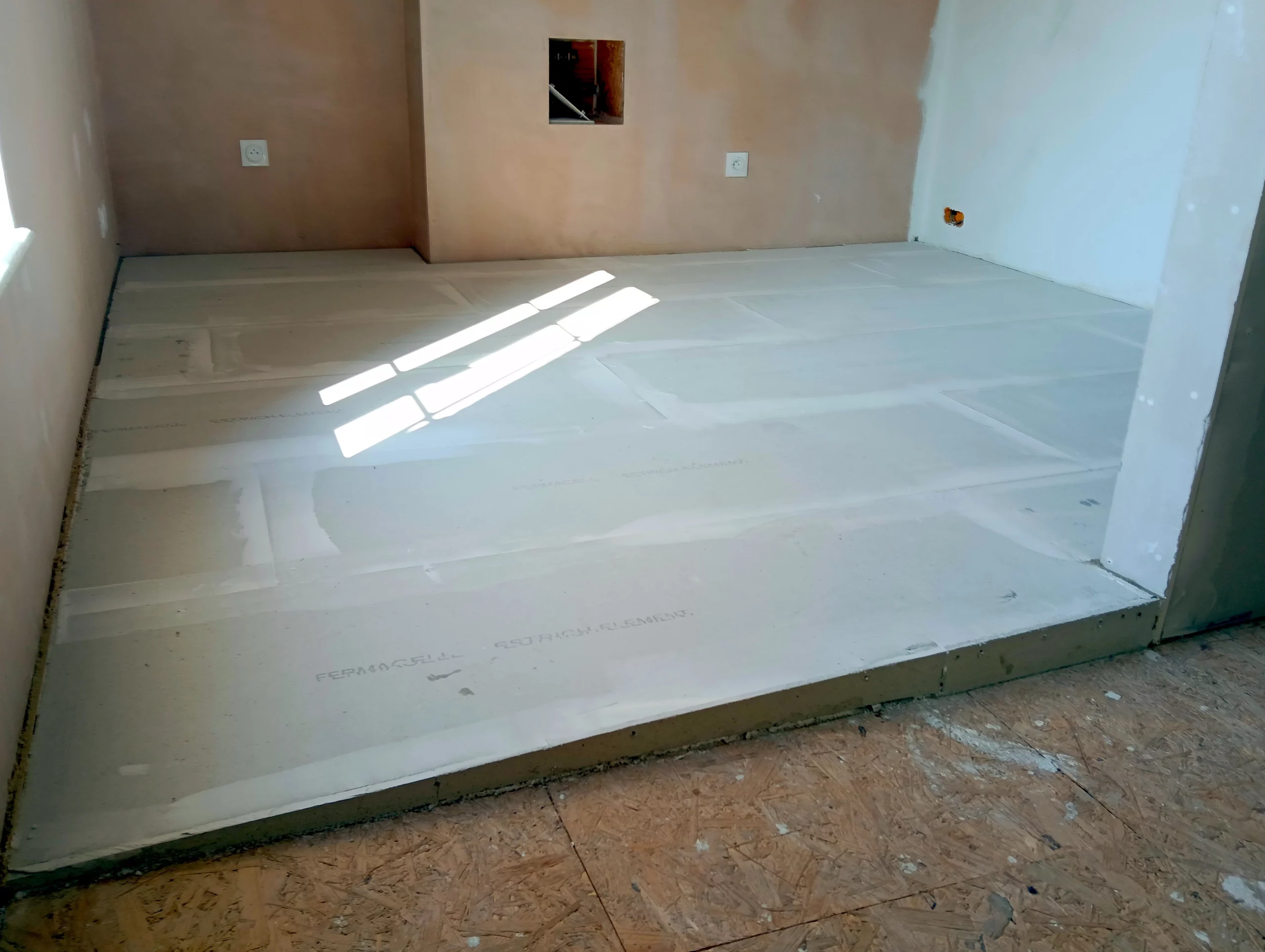 Mise à niveau d’un sol ancien par chape sèche allégée