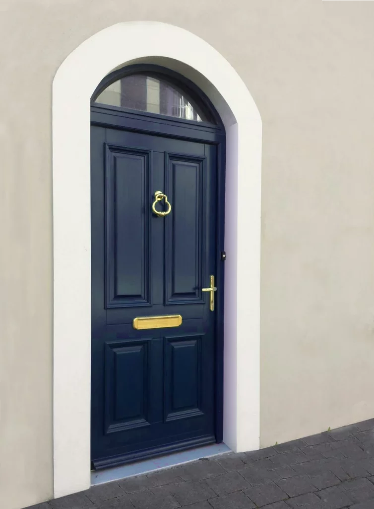 Porte d’entrée en bois bleu illustrant une menuiserie extérieure en rénovation